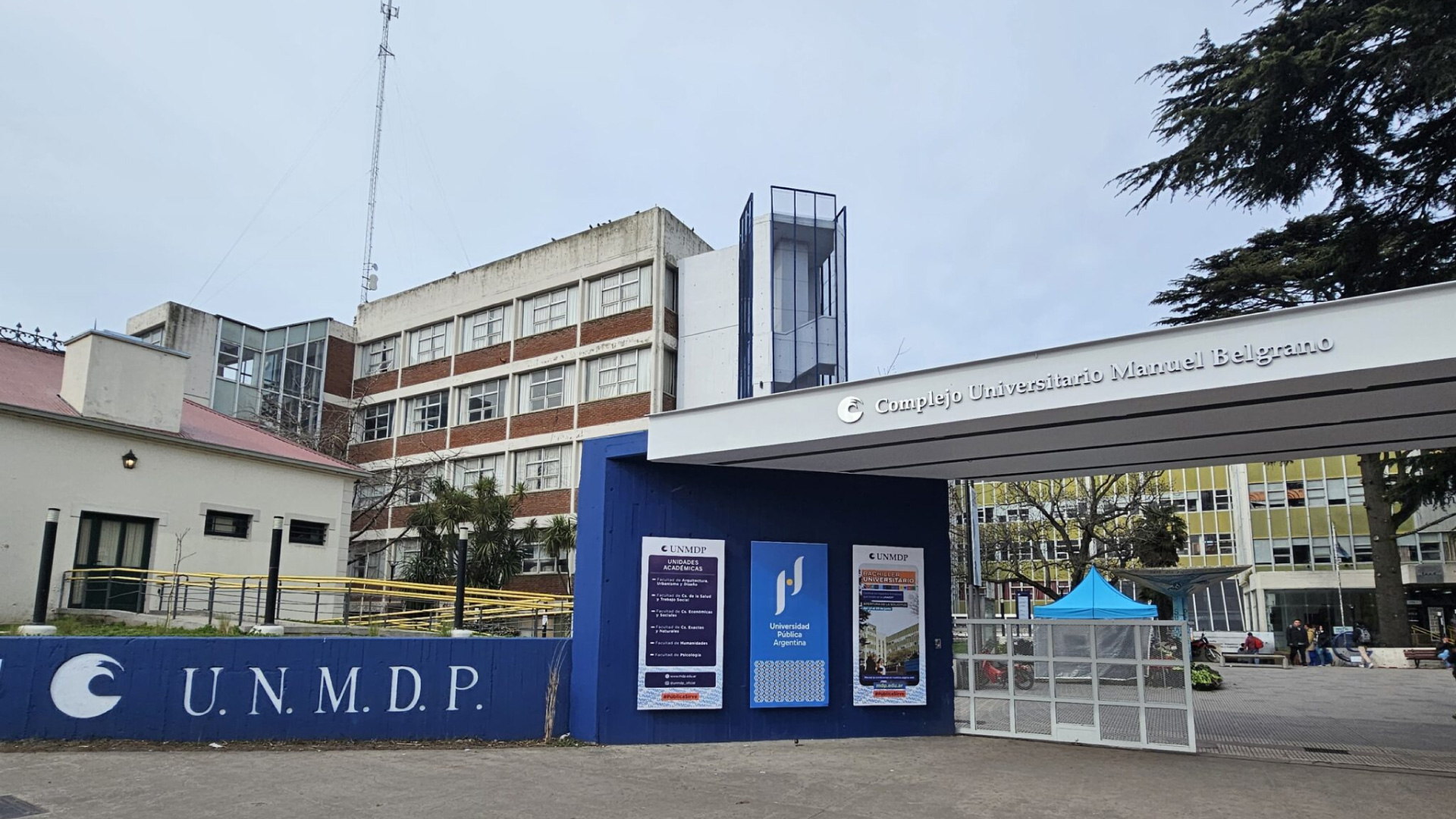 Foto del acceso al Campus Universitario de la Universidad Nacional de Mar del Plata, sede del Primer Encuentro Conjunto de la Sociedade Brasileira de Matemática y la Unión Mamtemática Argentina